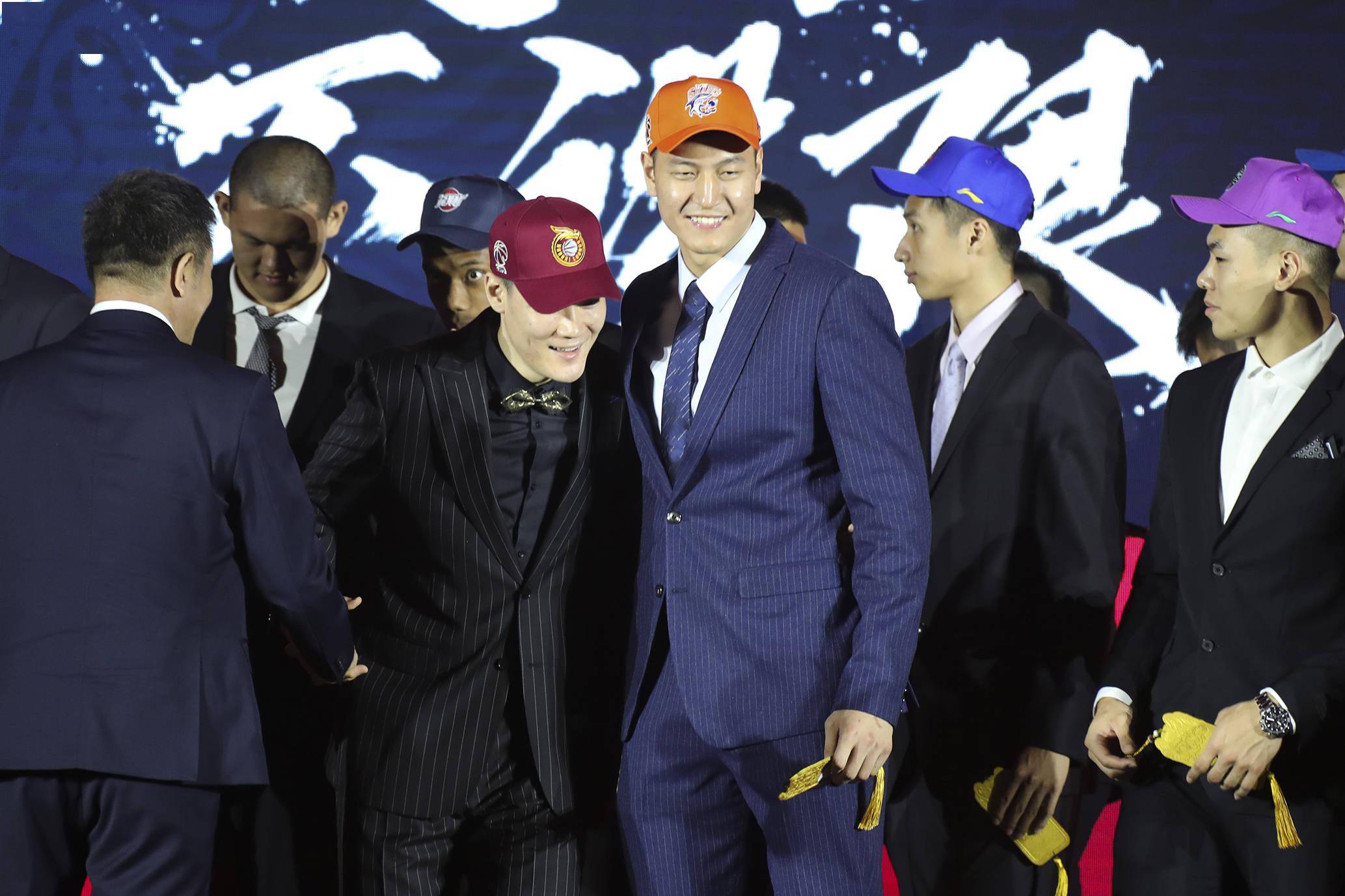 虎扑体育-包含赛地聚焦：全明星赛今晚热度飙升，斯图加特造点机会，底气十足，年轻球员得到机会的词条