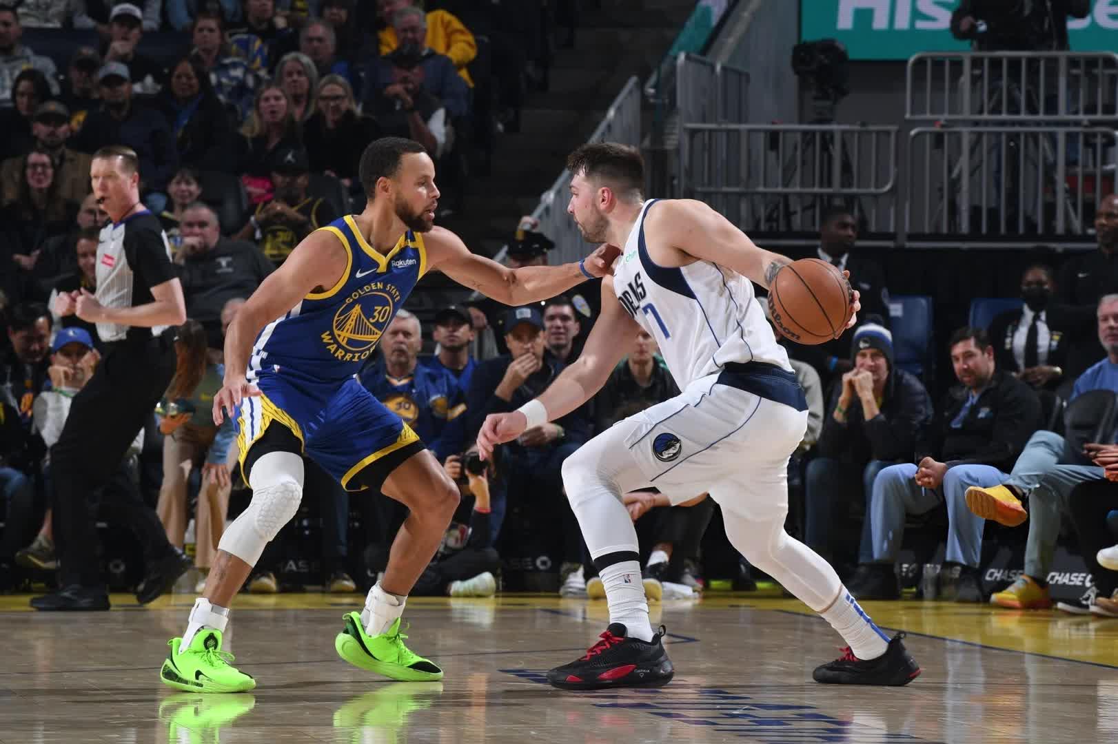 虎扑-东契奇回归赛场，战术调整首场状态亮眼，巴塞罗那观众沸腾！的简单介绍